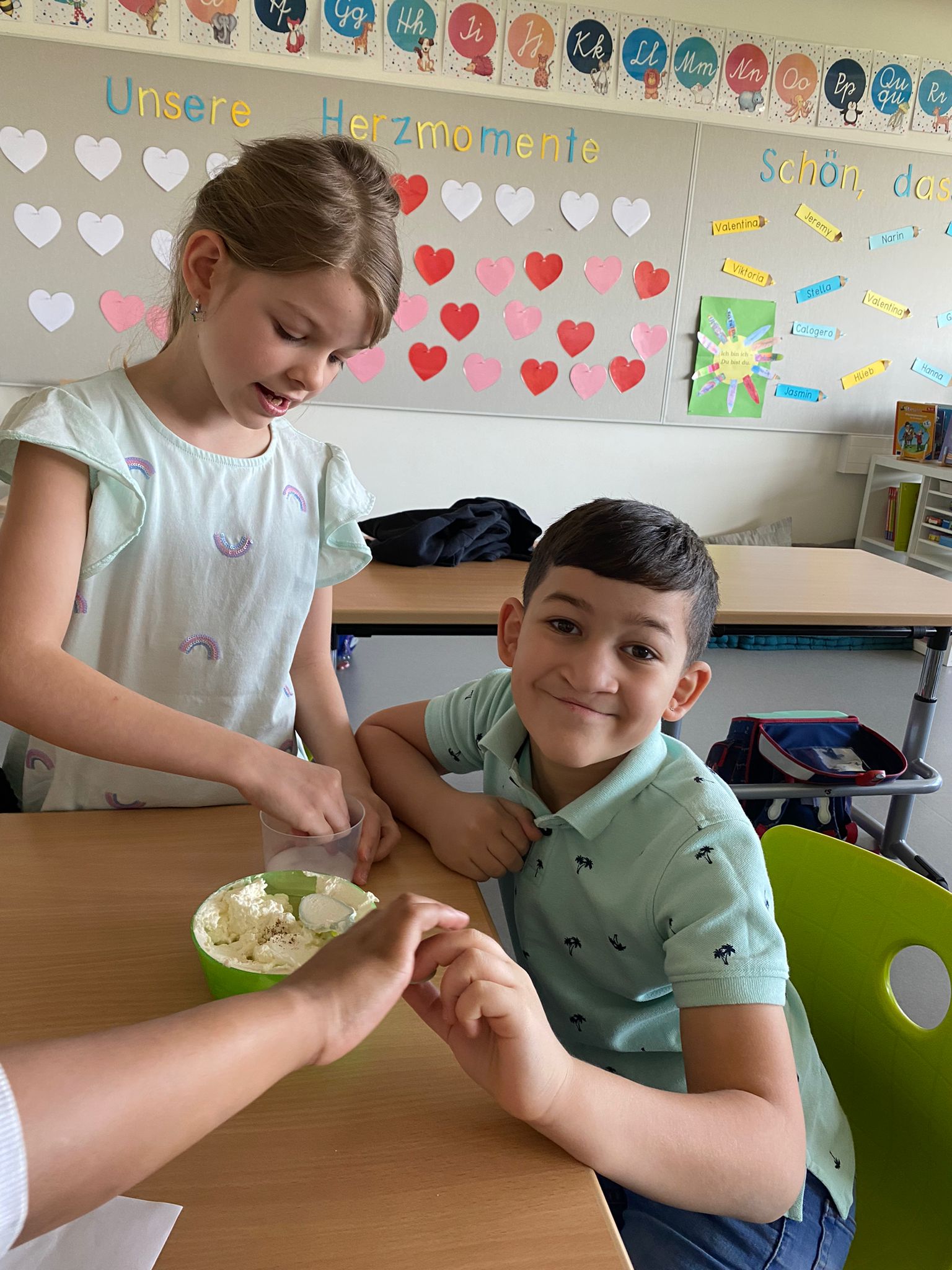 Kulinarisches Experiment in den 2. Klassen: Frischkäse-Bällchen selbst ... Kulinarisches Experiment in den 2. Klassen: Frischkäse-Bällchen selbst ...