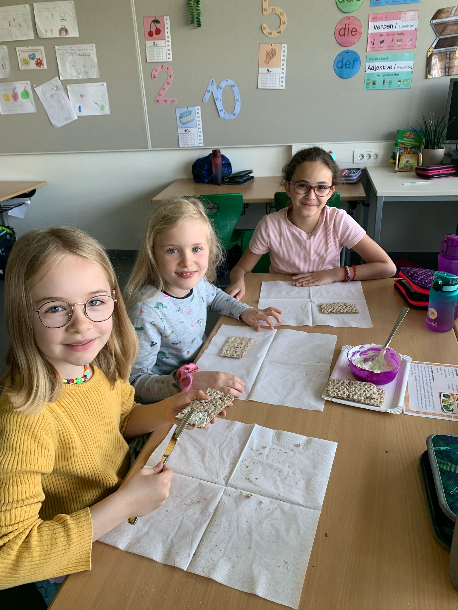 Kulinarisches Experiment in den 2. Klassen: Frischkäse-Bällchen selbst ... Kulinarisches Experiment in den 2. Klassen: Frischkäse-Bällchen selbst ...