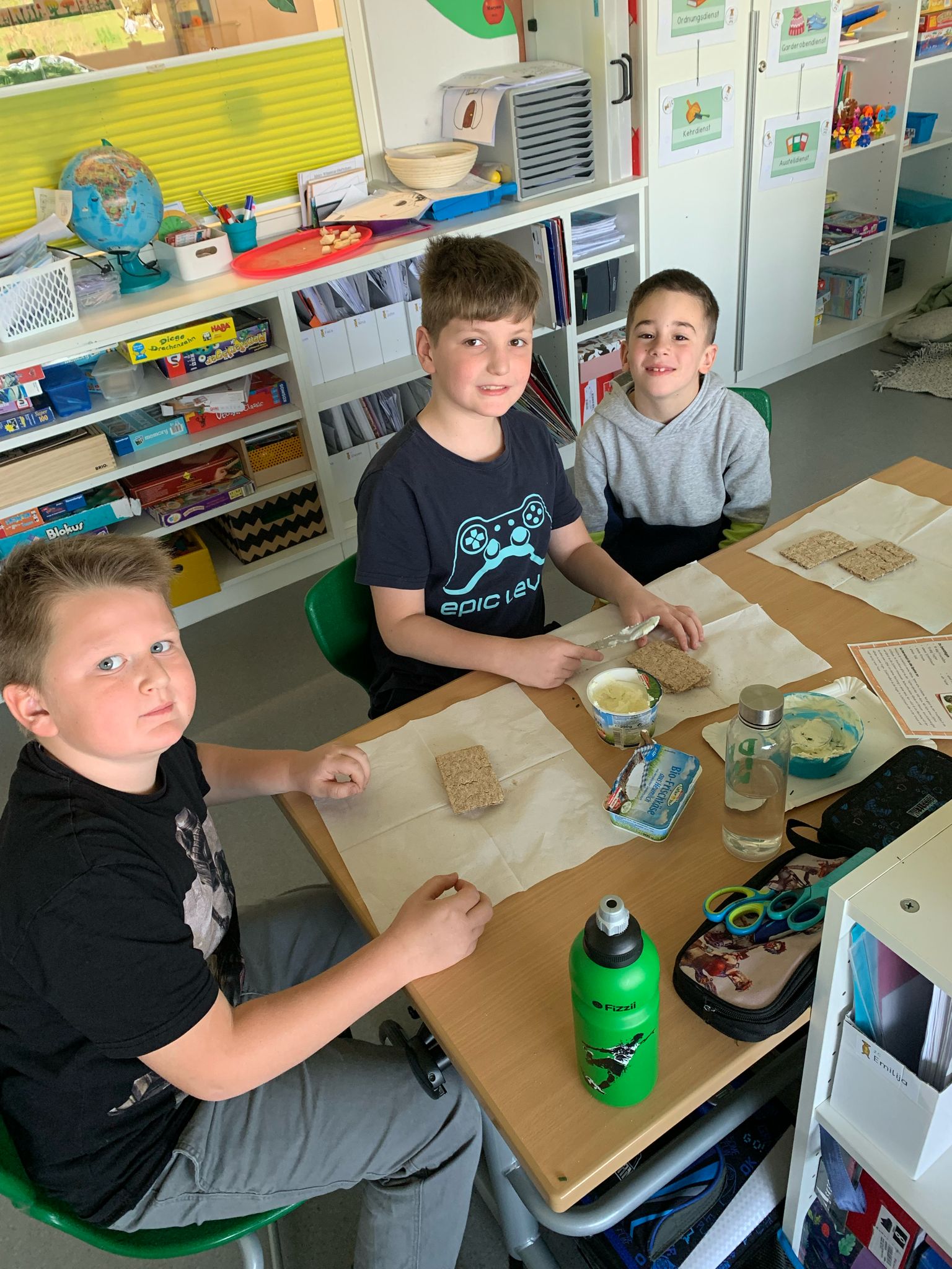 Kulinarisches Experiment in den 2. Klassen: Frischkäse-Bällchen selbst ... Kulinarisches Experiment in den 2. Klassen: Frischkäse-Bällchen selbst ...