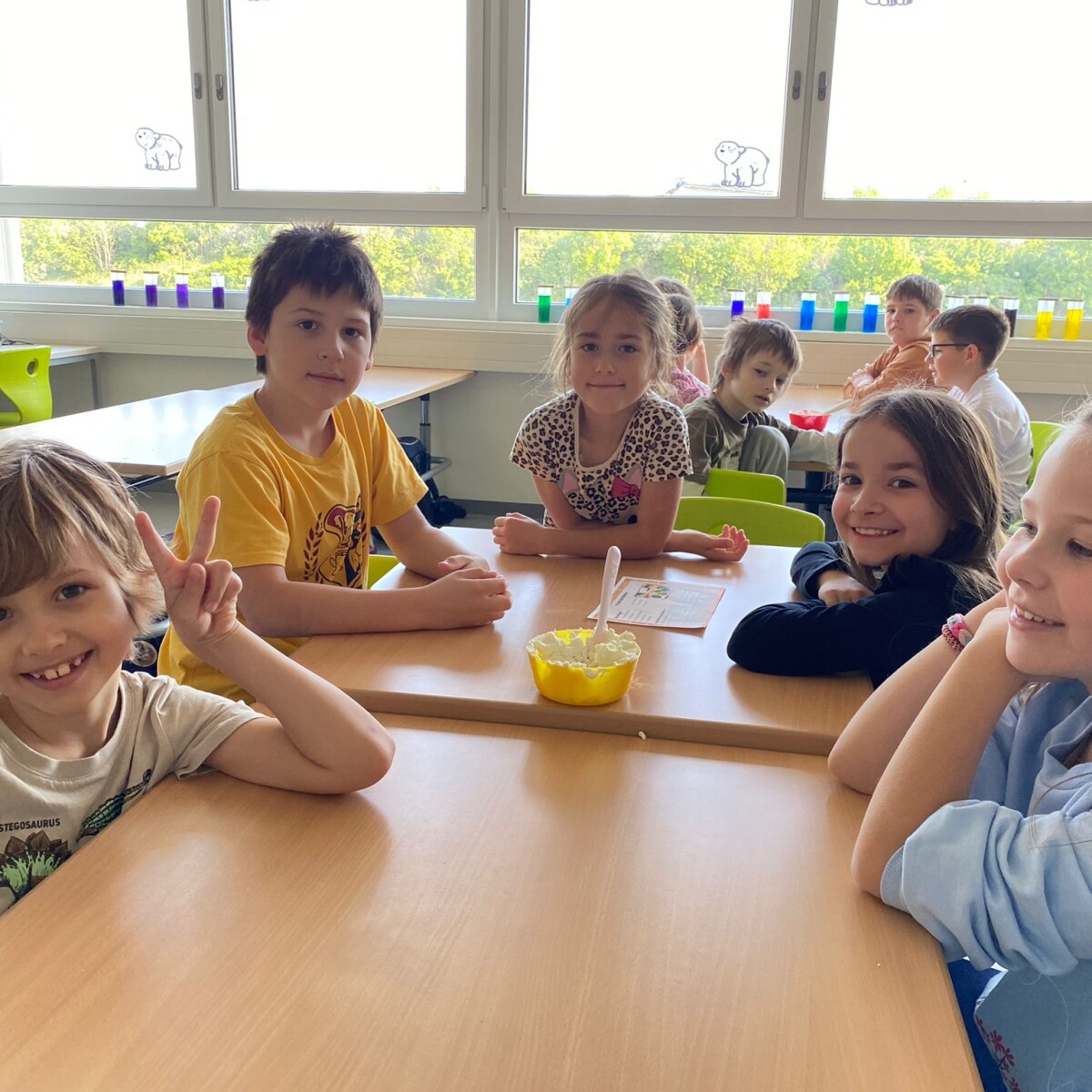 Kulinarisches Experiment in den 2. Klassen: Frischkäse-Bällchen selbst ... Kulinarisches Experiment in den 2. Klassen: Frischkäse-Bällchen selbst ...