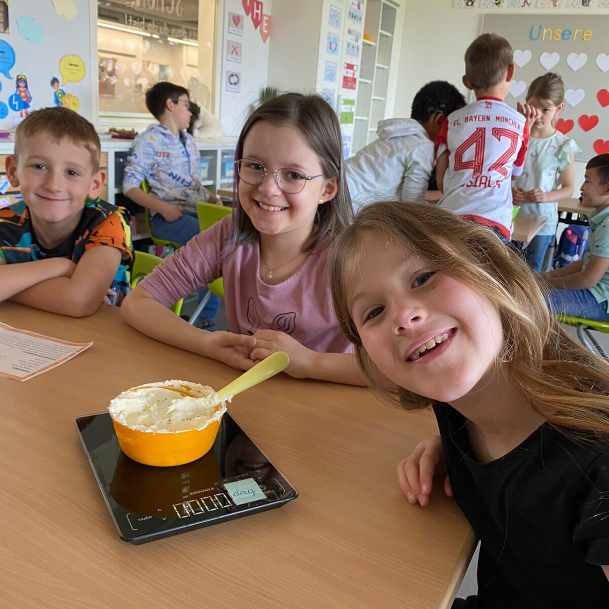 Kulinarisches Experiment in den 2. Klassen: Frischkäse-Bällchen selbst ... Kulinarisches Experiment in den 2. Klassen: Frischkäse-Bällchen selbst ...