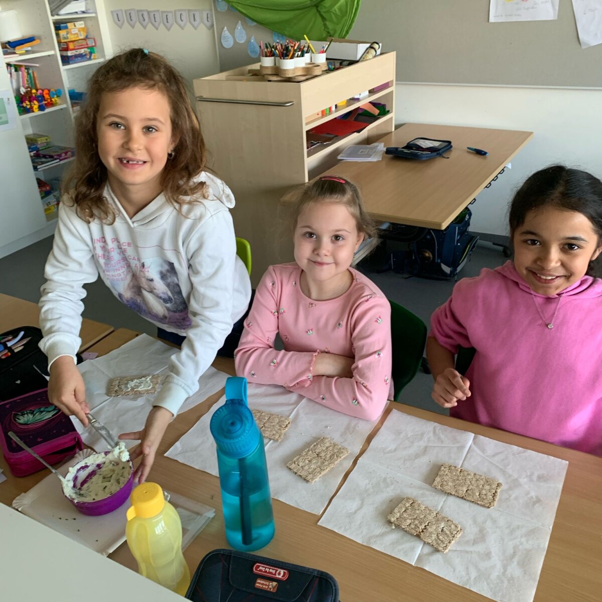 Kulinarisches Experiment in den 2. Klassen: Frischkäse-Bällchen selbst ... Kulinarisches Experiment in den 2. Klassen: Frischkäse-Bällchen selbst ...