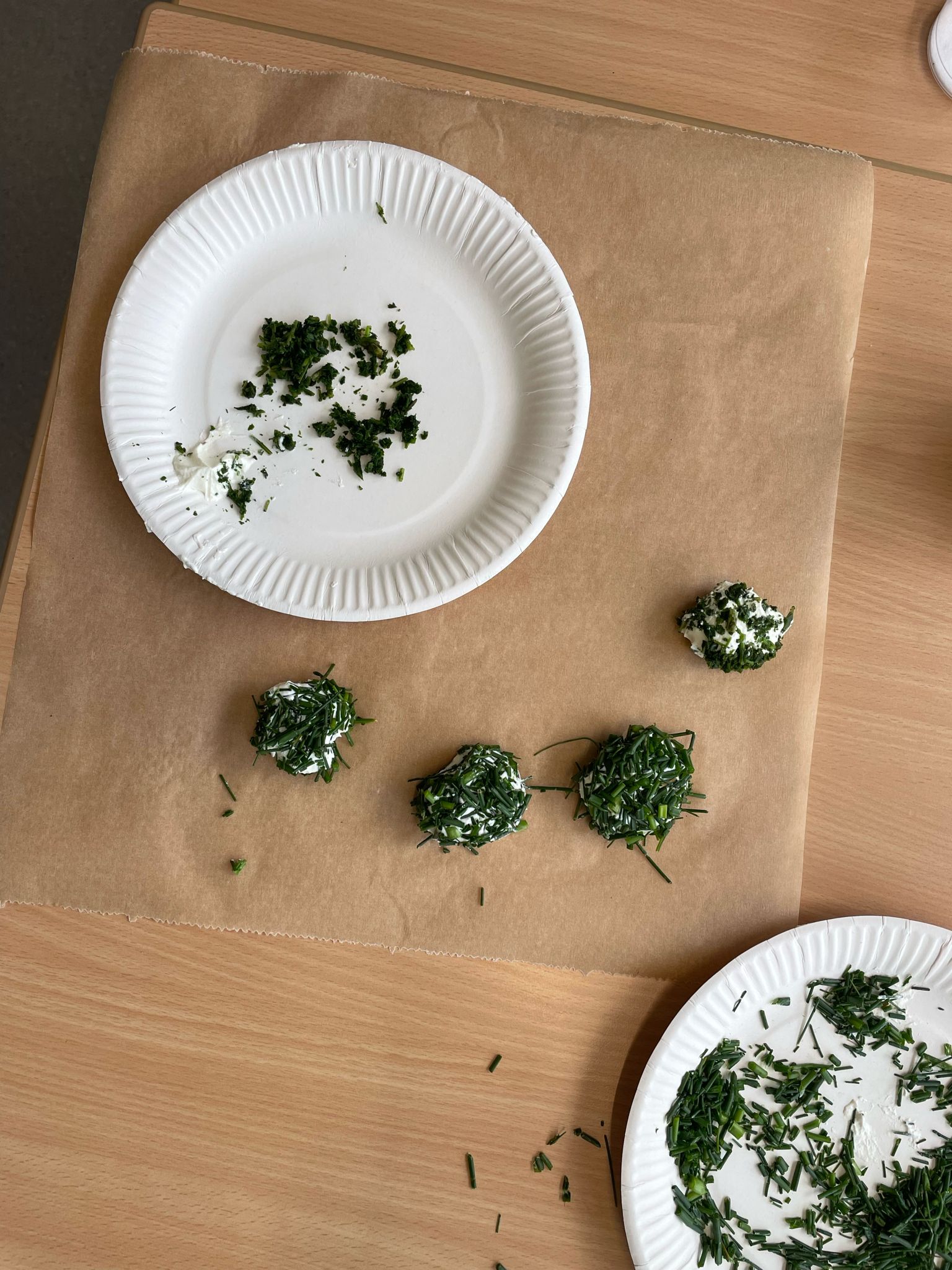 Kulinarisches Experiment in den 2. Klassen: Frischkäse-Bällchen selbst ... Kulinarisches Experiment in den 2. Klassen: Frischkäse-Bällchen selbst ...