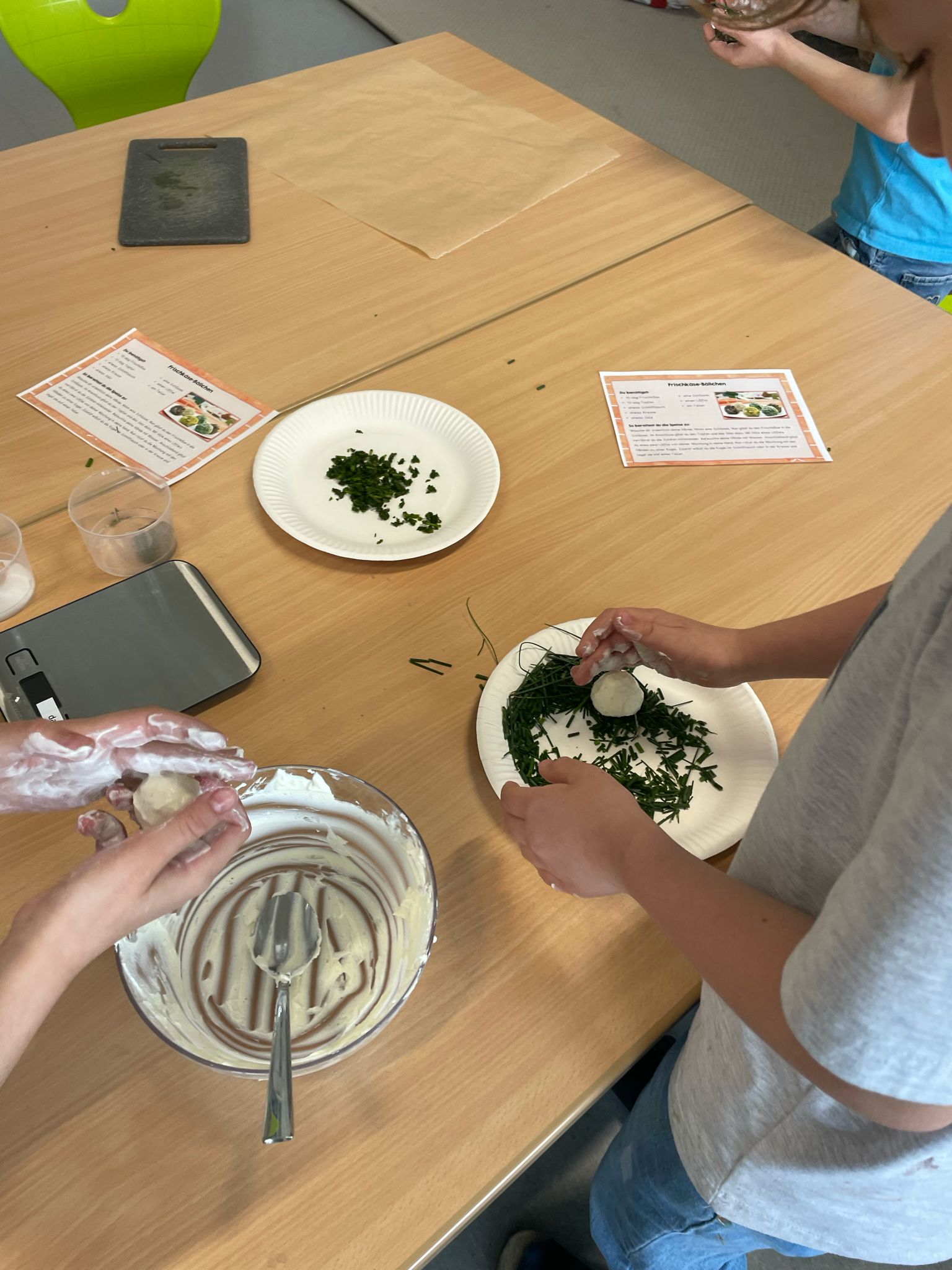 Kulinarisches Experiment in den 2. Klassen: Frischkäse-Bällchen selbst ... Kulinarisches Experiment in den 2. Klassen: Frischkäse-Bällchen selbst ...