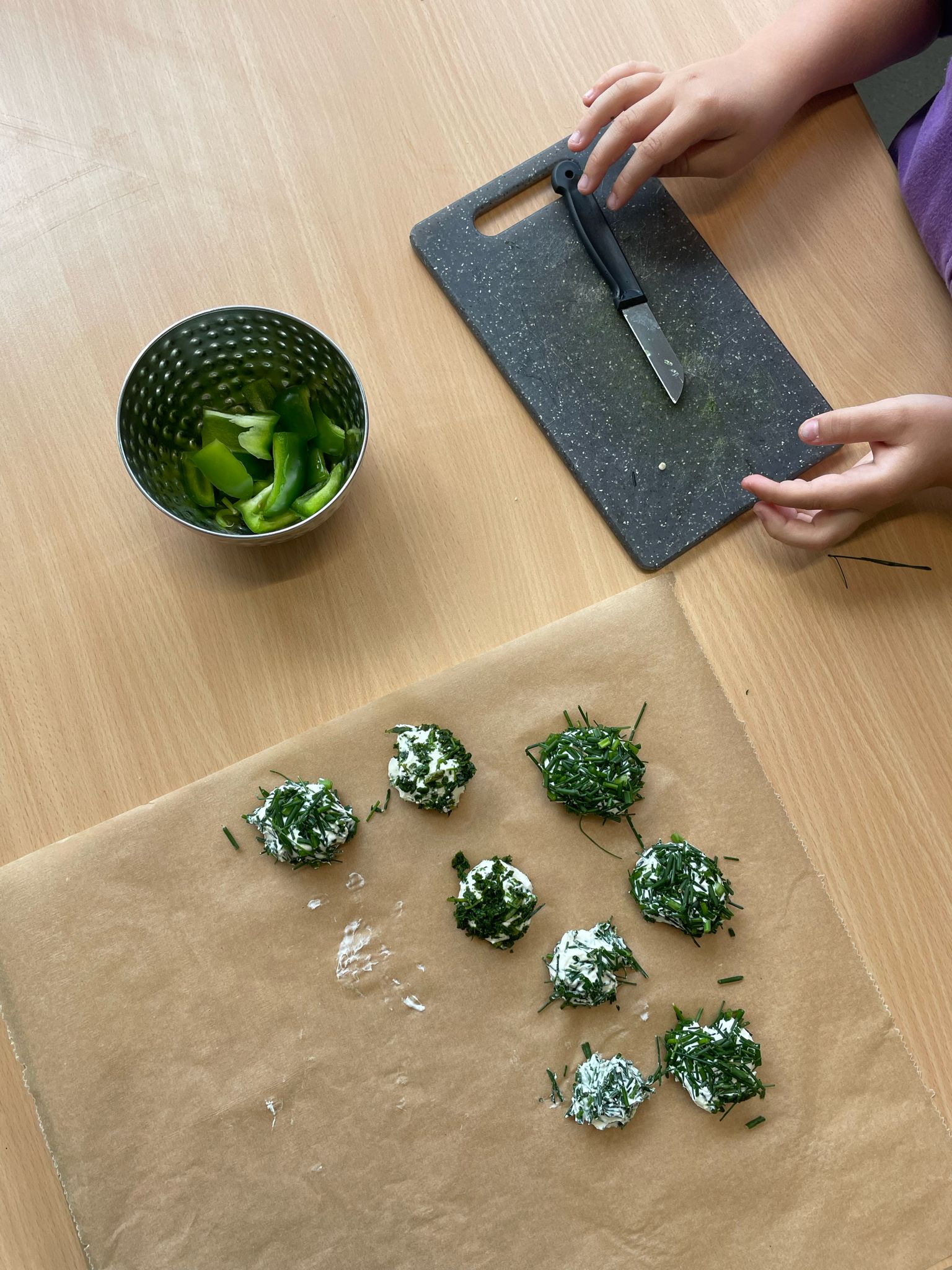 Kulinarisches Experiment in den 2. Klassen: Frischkäse-Bällchen selbst ... Kulinarisches Experiment in den 2. Klassen: Frischkäse-Bällchen selbst ...